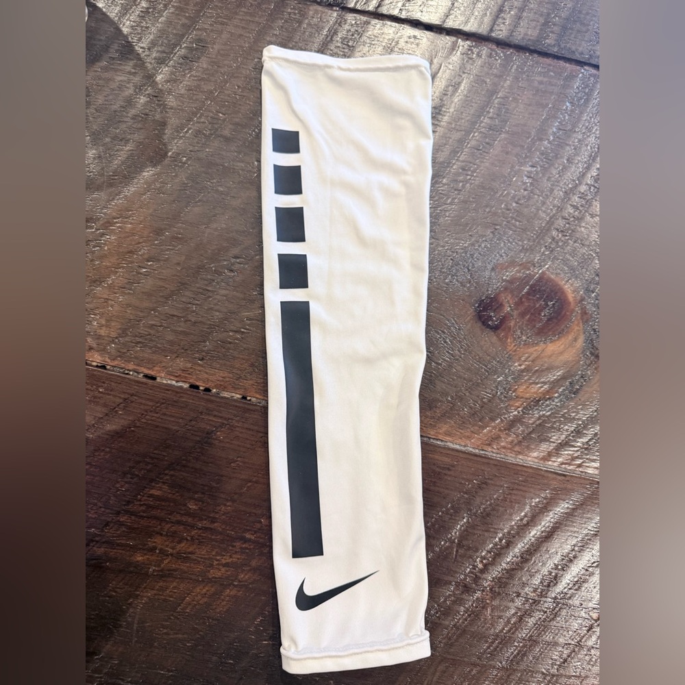 Nike Kids White and Black Arm Sleeve Right arm